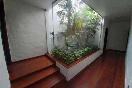 Casa térrea no Condomínio Faber I.