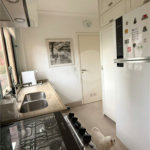Apartamento de 130 m² com três dormitórios, sendo uma suíte, com armários embutidos, dependências de empregado e lavabo