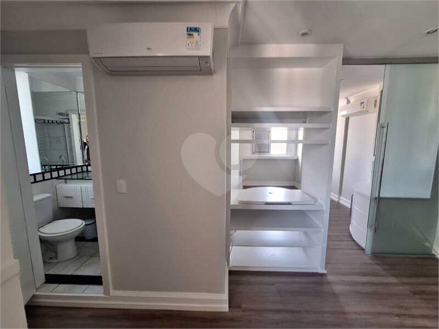 Apartamento para locação com 2 dormitórios, sendo 1 suíte com 02 vagas, totalmente climatizado nos 3 ambientes