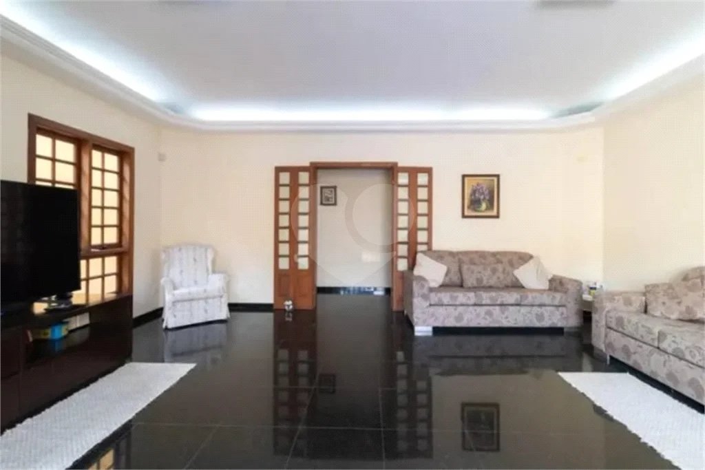 Casa com 3 dormitórios sendo 3 suítes com 03 vagas de garagem.