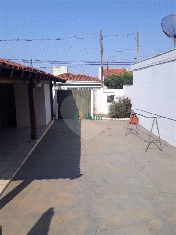 Ampla casa no condomÍnio Parque Fehr, contendo: