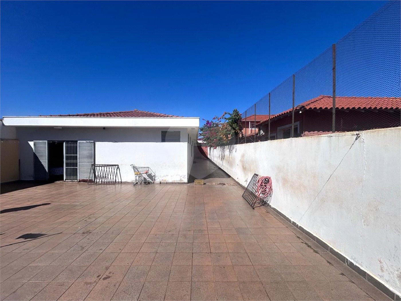 Casa espaçosa e confortável em um bairro tranquilo a venda.