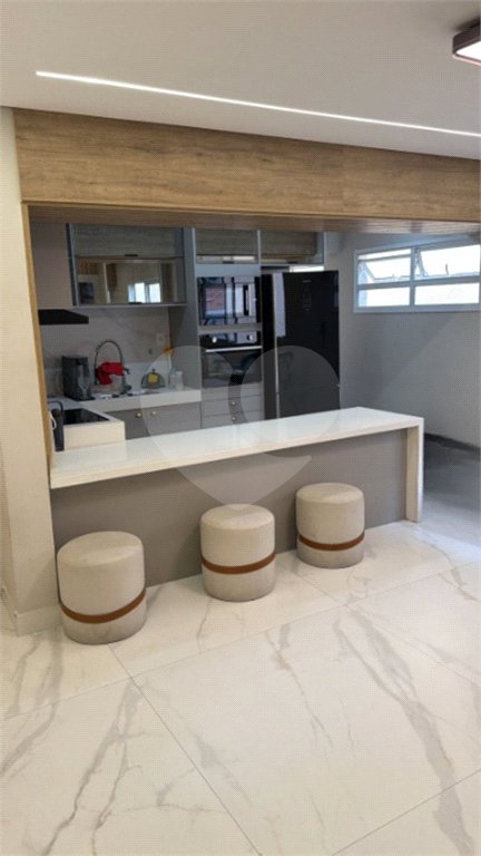 Apartamento com 03 dormitórios com 1 vaga de garagem.
