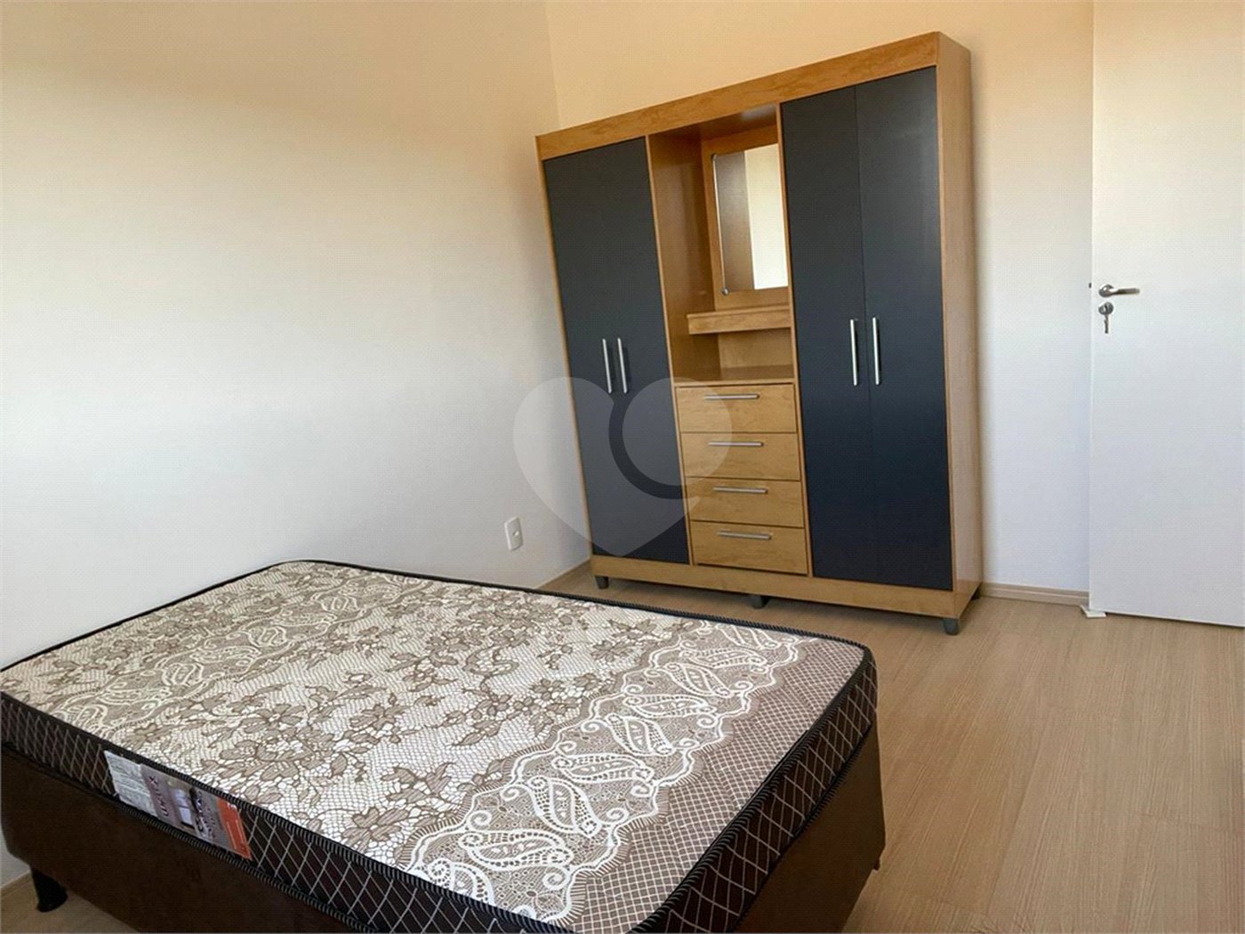 Apartamento com 02 Dormitórios á venda, em Araraquara-SP.