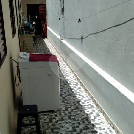Casa térrea com 2 dormitórios, sendo 1 suíte.