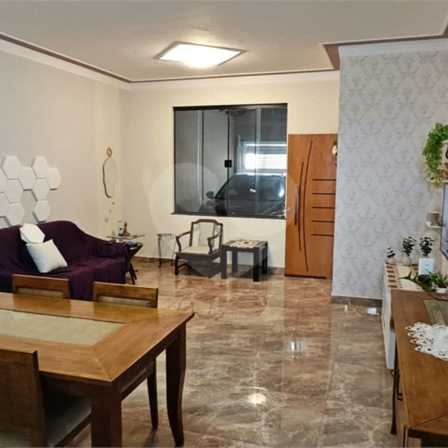 Casa Nova (Apenas 2 Anos) com Suíte: Conforto, Segurança e Localização Privilegiada!