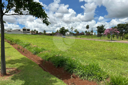 Terreno no condomínio Damha Golf em frente área de lazer com 1.404,40 m²