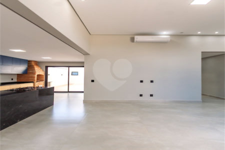 Indaiatuba- Jardim Bom Sucesso - Venda: R$ 765.000,00 - Área total: 150m² Área construída: 115m² - 3 dormitórios sendo 1 suíte com armário planejado; Cozinha integrada; Sala para dois ambientes; Banheiros com box gabinetes e espelhos; Área gourmet com churrasqueira a carvão e móveis planejados;