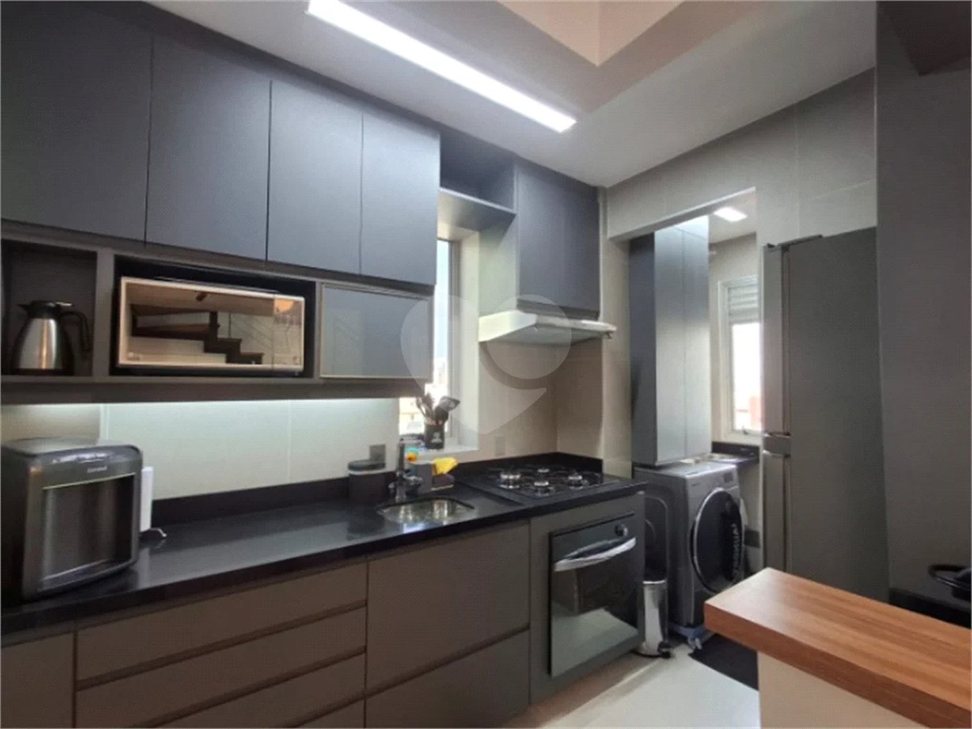 Apartamento totalmente decorado em Moema com 70 m2 , 2 quartos, 2 suítes e 2 vagas, ambientes com ar condicionado.