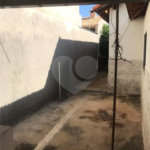 Casa térrea com 3 dormitórios, sendo 1 suíte.