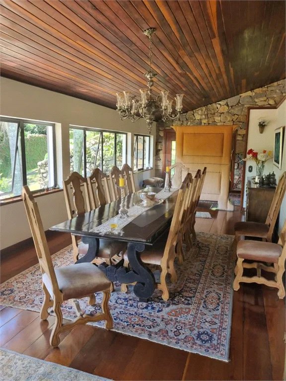 Casa à venda, 742 m², com piscina, 5 suítes, em Embu das Artes