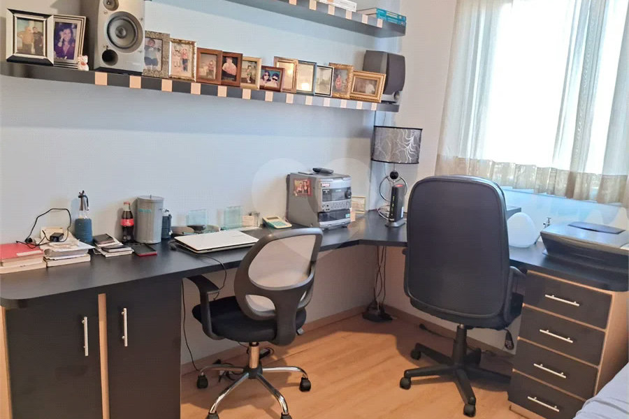 Prédio com portaria 24 horas, e lazer. Apartamento com 3 dormitórios, uma suíte, 2 vagas de garagem