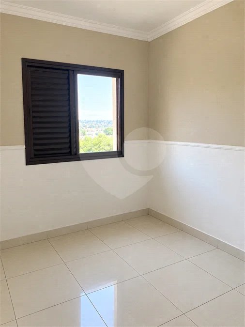 Cobertura de 255 m² com 3 dormitórios, 1 suíte, cozinha planejada, 2 vagas e área gourmet com churrasqueira.