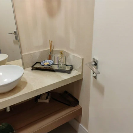 Apartamento reformado , 3 suítes , 3 vagas. Próximo a Avenida Paulista e metrô Brigadeiro . Prédio de construtora renomada. Único !
