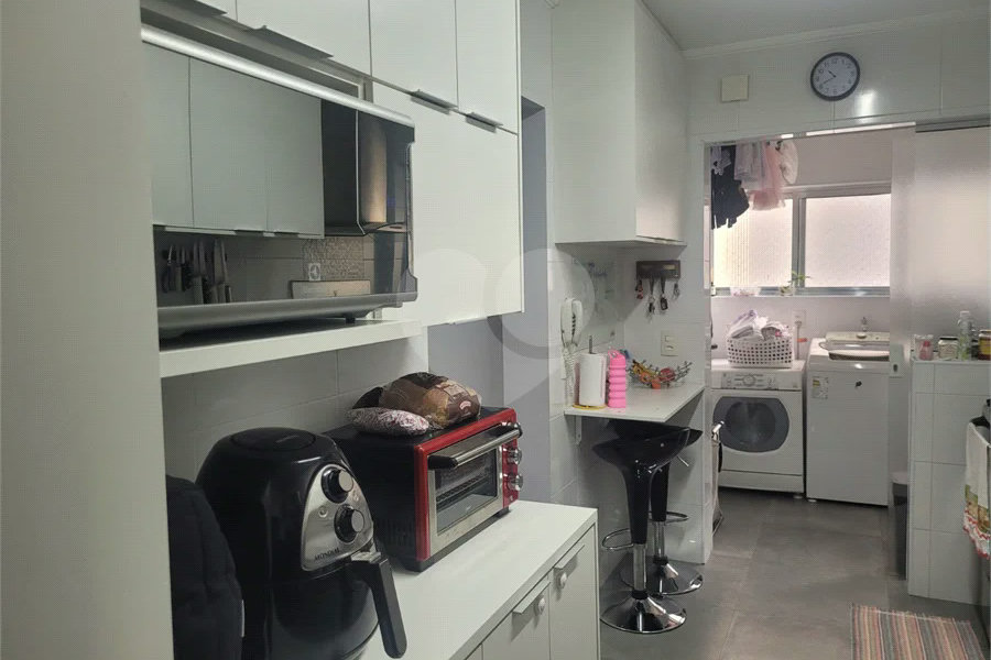 Apartamento de 03 dormitórios totalmente reformado com 02 vagas de Garagem escrituradas e livres.