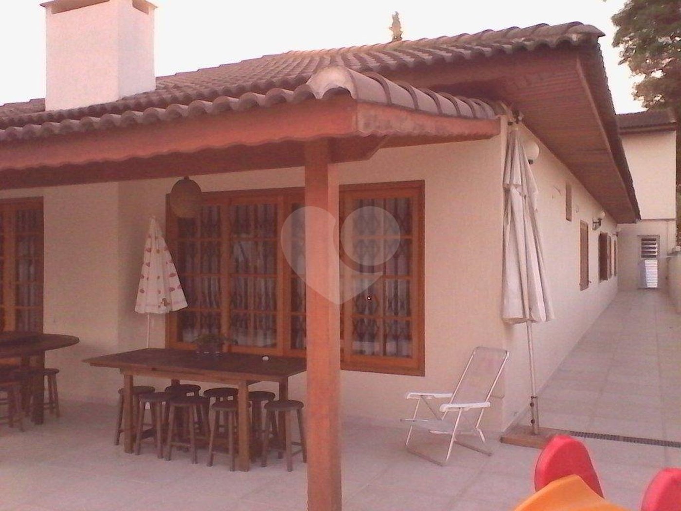 CASA TÉRREA ASSOBRADADA A VENDA NO TREMEMBÉ - 4 DORMS (2 SUÍTES), CHURRASQUEIRA E 4 VAGAS DE GARAGEM