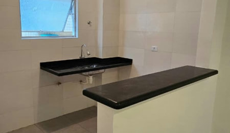 Apartamento de 01 Dormitório na Vila Caiçara — 200 m do Mar
