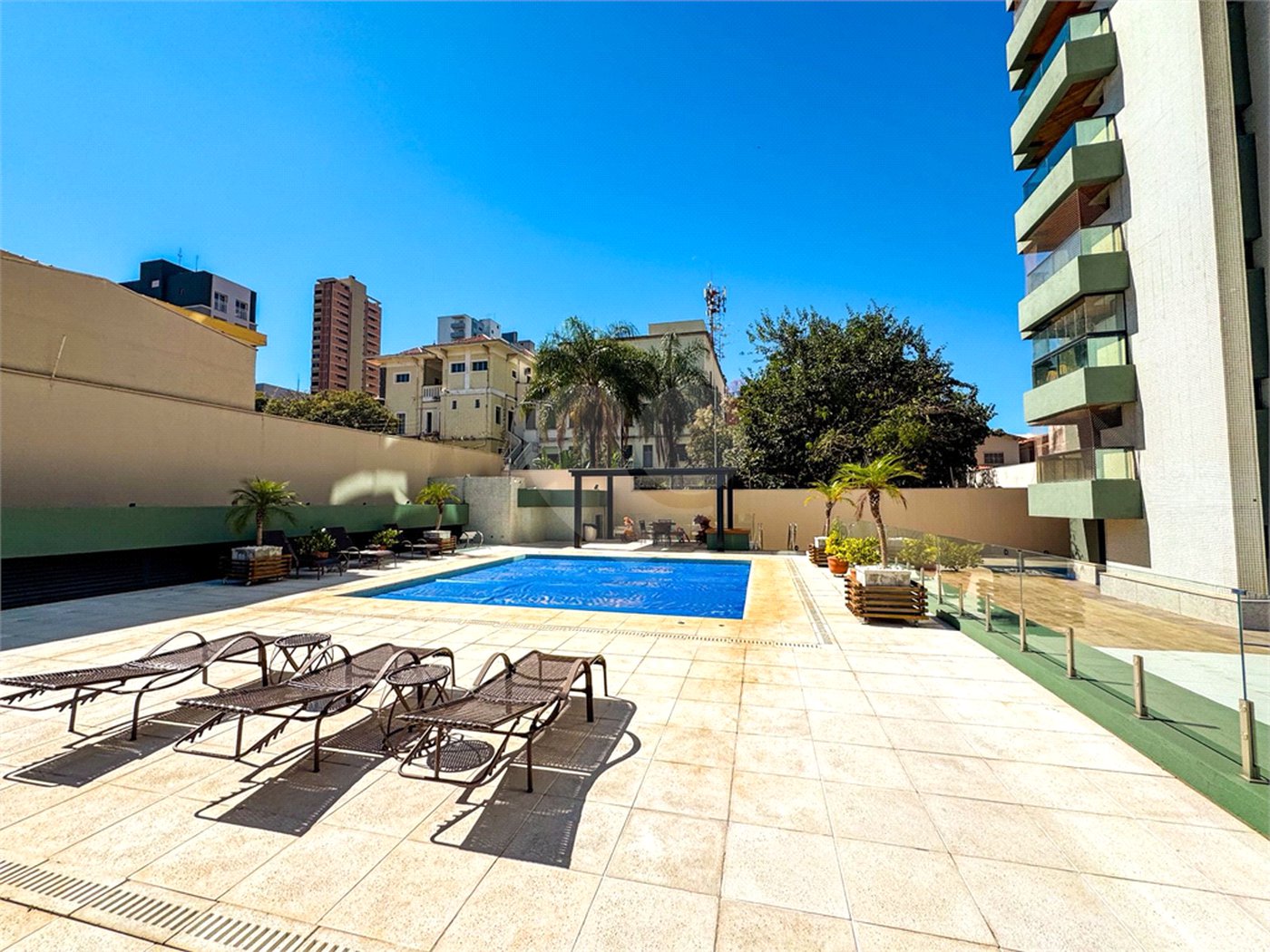 Apartamento à Venda no Centro de São Carlos - com 3 Suítes.