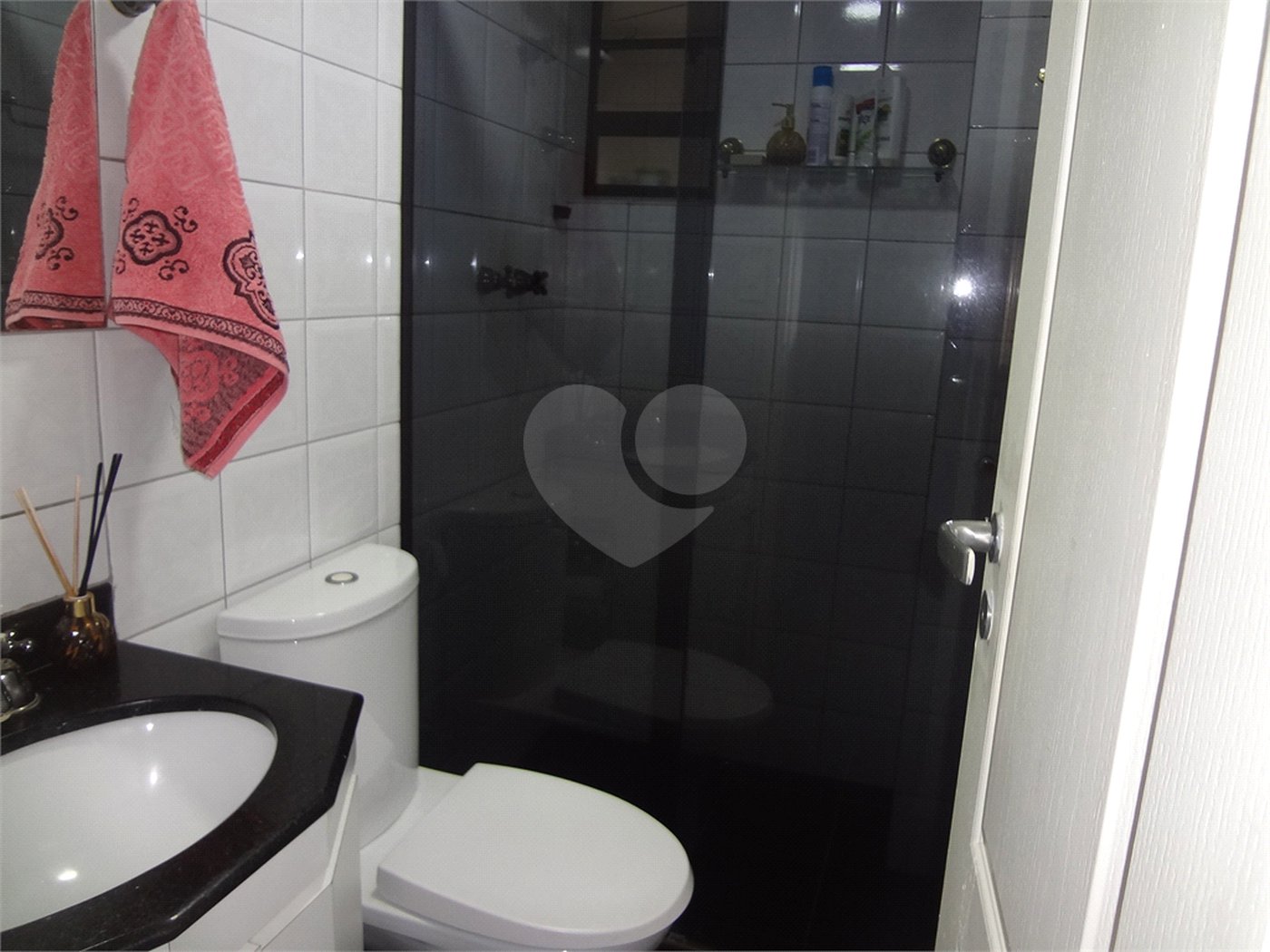 COBERTURA COM PISCINA E CHURRASQUEIRA NA CASA VERDE.