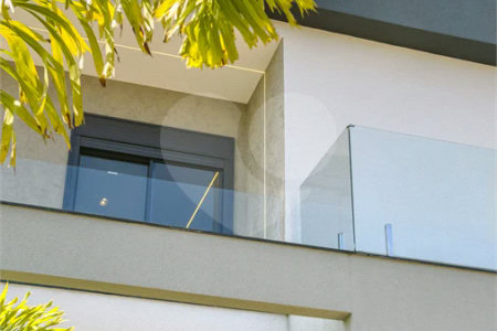 Indaiatuba - Condominio Villa Sapezal - 318 m² de Terreno - 230 m² de Área Construída - 3 suítes, sendo 1 Master com closet planejado - Sala de TV - Sala de estar integrada à Sala de jantar - Cozinha com móveis planejados - Despensa - Escritório planejado - Lavabo - Piscina com preparação para aquec