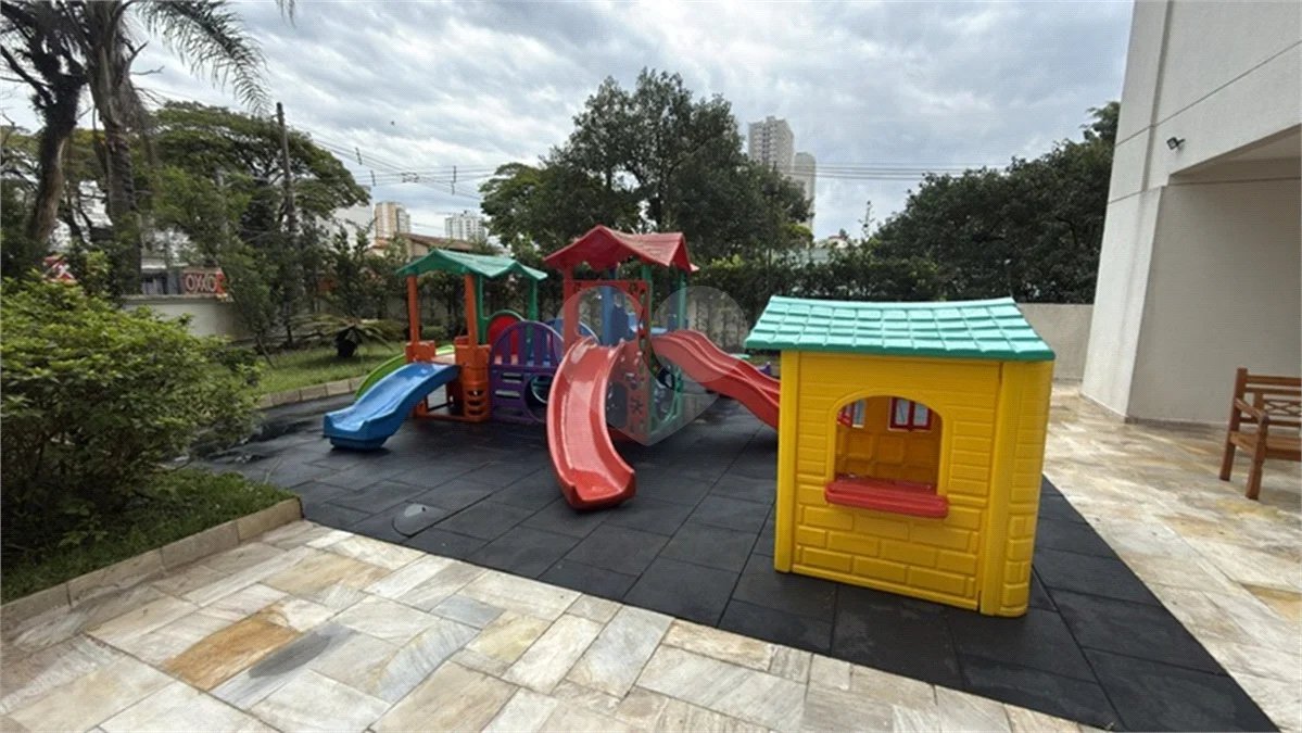 Apartamento de 155 m² com 4 dormitórios, varanda e 2 vagas de garagem. Condomínio com piscinas adulto, infantil e aquecida, lazer e portaria 24 horas.