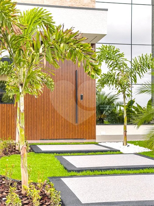 Casa Térrea – Condomínio Maria Cândida - 300 m² de terreno - 212 m² de área construída - 4 vagas de garagem, sendo 2 cobertas - Sala de jantar e estar integradas, com pé-direito duplo e cortina - 3 suítes com ar-condicionado, sendo 1 master com closet – planejado – Roupeiro – Escritório - Cozinha