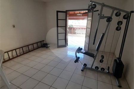 Casa com 250m², 4 dormitórios, 2 vagas.