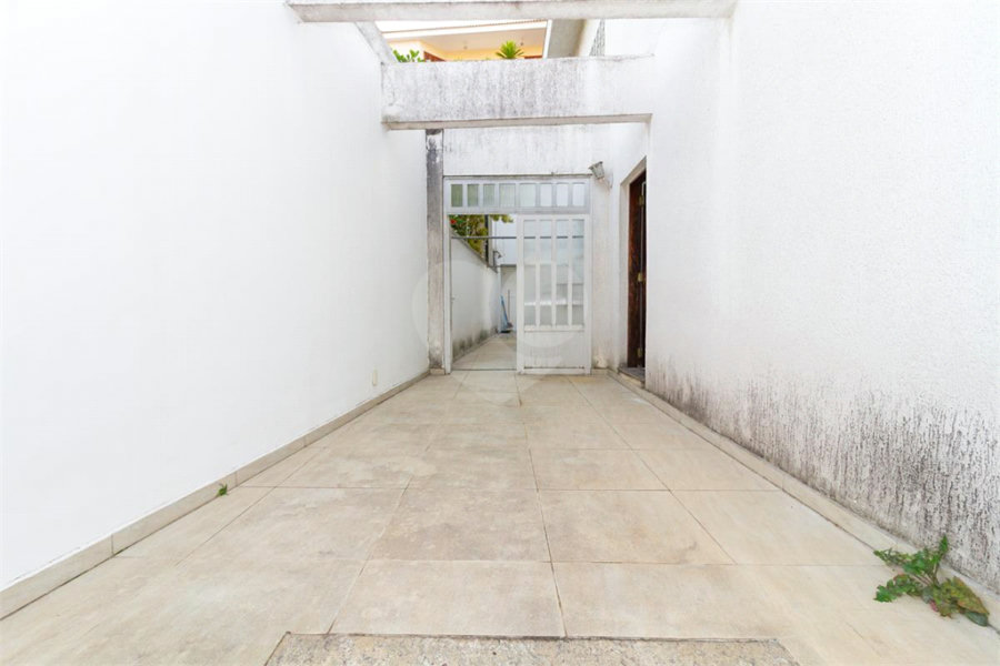 Casa Sobrado à venda com 342 m², 3 dormitórios, sendo 2 suítes, 4 vagas na Vila Mariana - São Paulo.