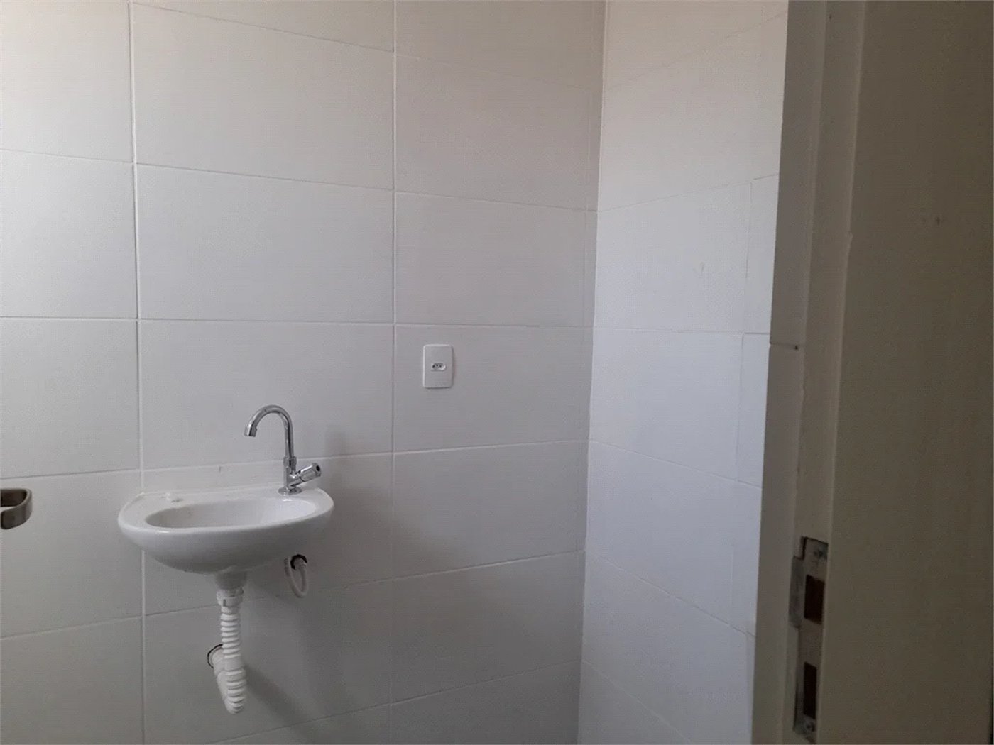 Sobrado novo com duas suites , duas vagas .