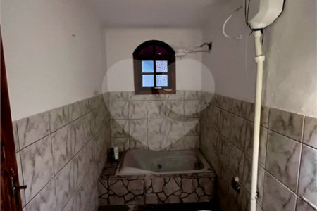 Casa à venda em Atibaia com 5 dormitórios (1 suíte), piscina e área gourmet, 2 vagas garagem, avalia permuta e financiamento
