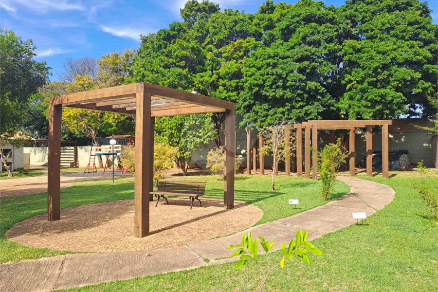 Linda Casa 3 dormitórios com piscina - R$ 950.000,00