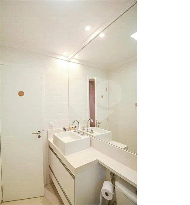 Espaço, conforto e uma localização privilegiada fazem deste apartamento mobiliado no Baeta Neves, em São Bernardo do Campo, uma excelente opção para seu novo lar. Com 118 m², três dormitórios e quatro banheiros, o imóvel oferece ambientes amplos para acomodar a família e receber amigos com comodidad
