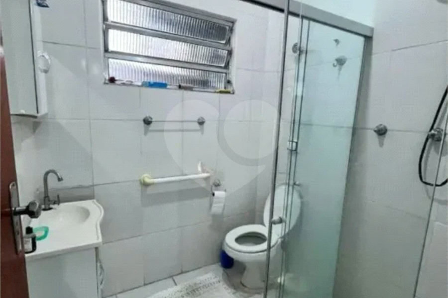 CASA TERREA A VENDA EM UMA TRAVESSA DA PAULA FERREIRA.