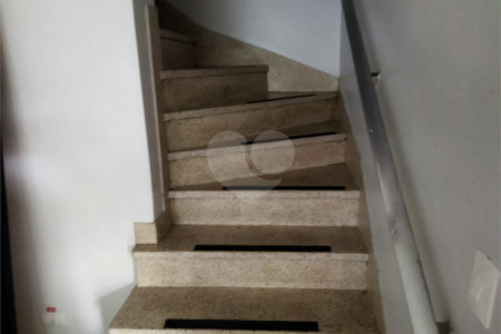 Vende Sobrado com 180m² - Vila Santa Catarina