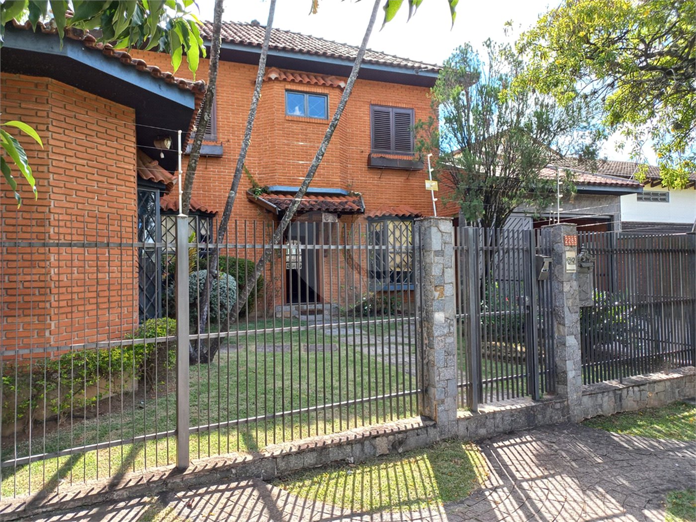 Sobrado com 4 dormitórios, sendo 1 suíte master.