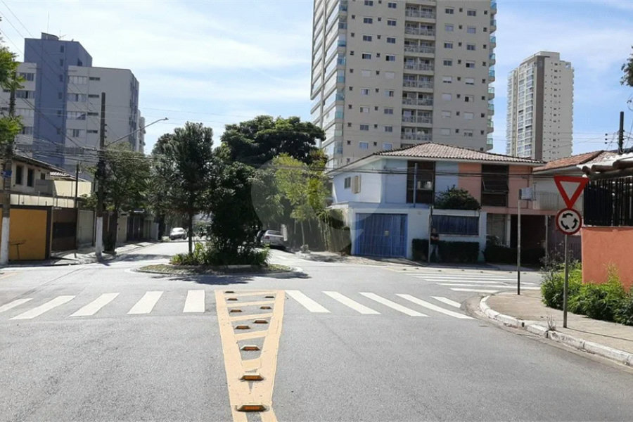EXCELENTE CASA COMERCIAL EM ESQUINA, OPORTUNA E MAIS QUE ESPECIAL. Venha Conferir.