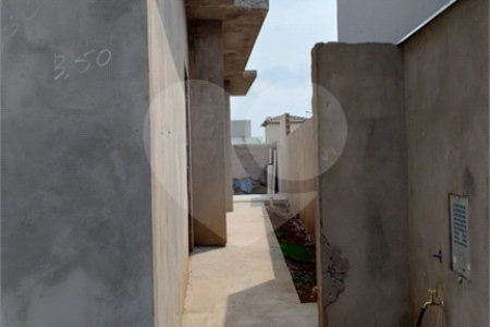 Casa térrea em fase de construção para venda no condomínio Quebec