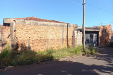Casa térrea com 2 dormitórios.