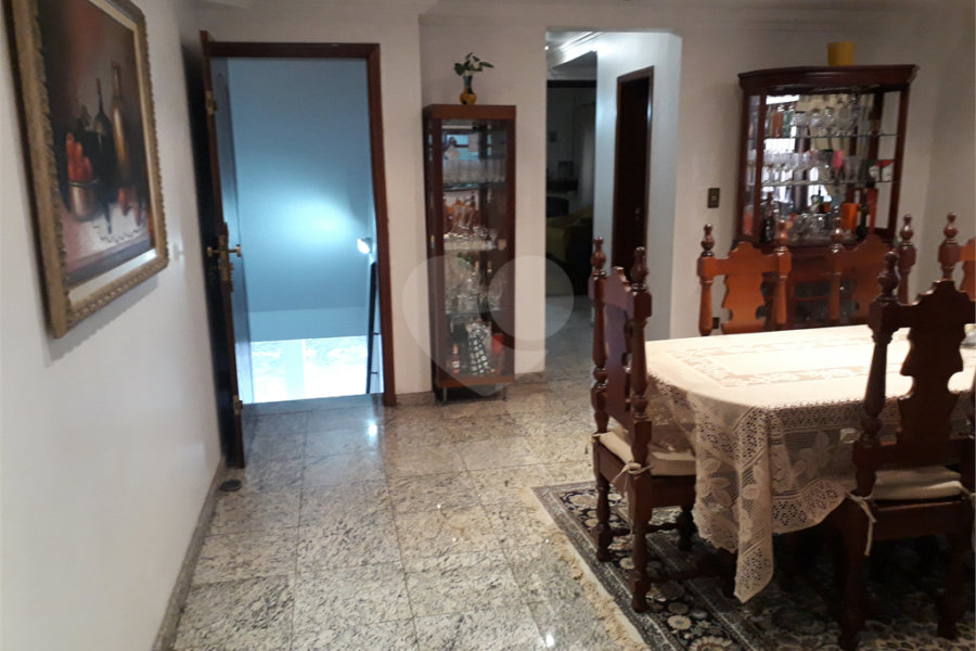 Mansão em condomínio, com 6 suites, e vagas para 15 autos....