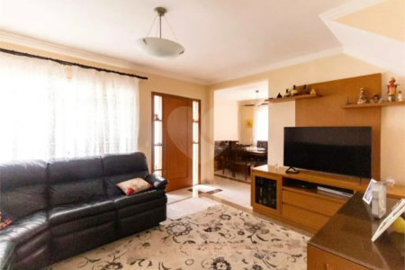 Sobrado à venda no Ipiranga de 140m² com 4 suítes e 3 vagas.