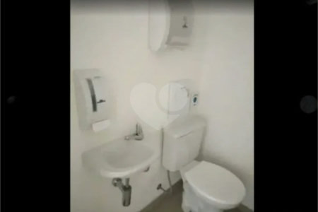 Sala comercial com 35m² , 1 vaga , 1 banheiro , à venda na Penha.