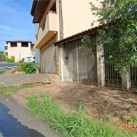 Casa ampla em bairro tranquilo – excelente oportunidade para morar ou investir!