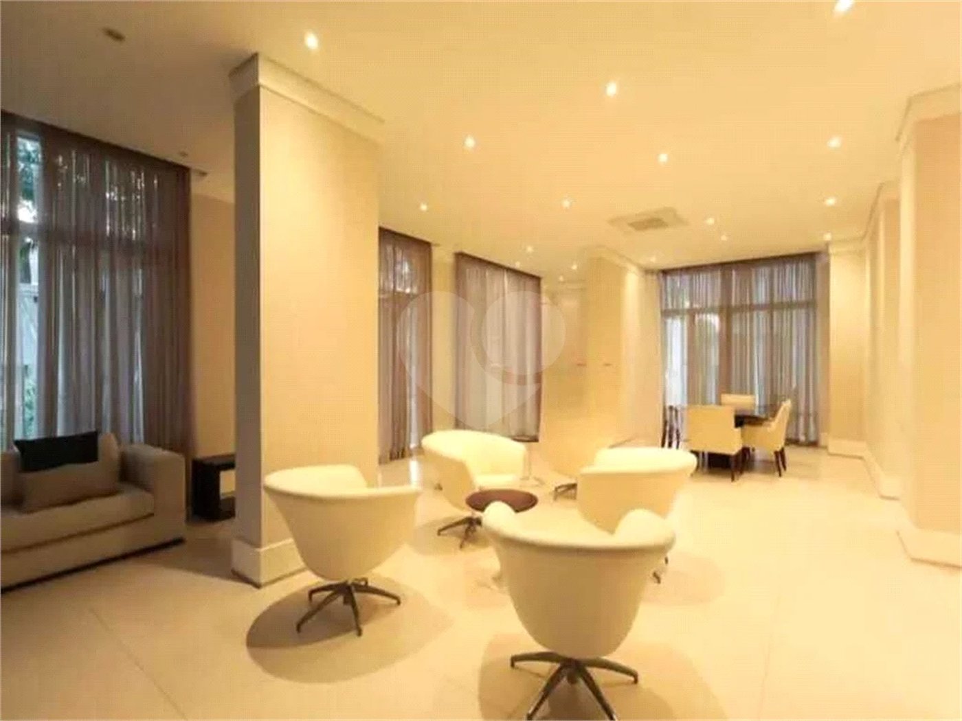 Apartamento de 306m² na melhor região de Moema, 3 suítes, 5 vagas, varanda gourmet, depósito, fora de rota