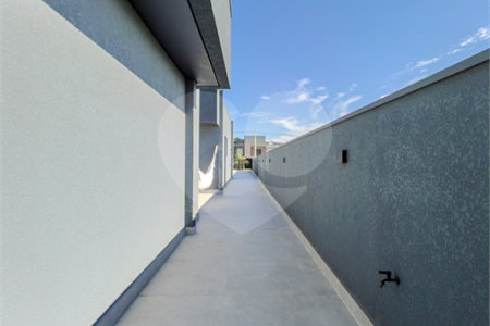 Indaiatuba - Quintas da Terracota - 1252 m² de terreno - casa térrea com 514 m² de área construída -3 vagas de garagem cobertas e 3 descobertas Lavabo - Sala de estar e jantar amplas e integradas - Escritório privativo - Cozinha toda equipada com geladeira, forno, micro-ondas, lava-louças,