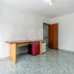 Sobrado no Jabaquara com 280m², 3 dormitórios, quintal amplo, varanda e 3 vagas de garagem.