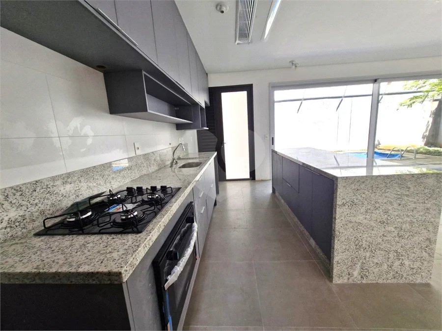 Casa à venda ou para alugar com 3 suítes no condomínio Jardim Flora, São Paulo - SP
