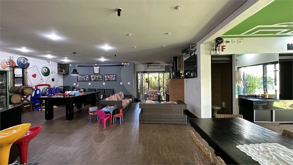 Casa em Condomínio Fechado com 4 suítes e área de lazer completa.