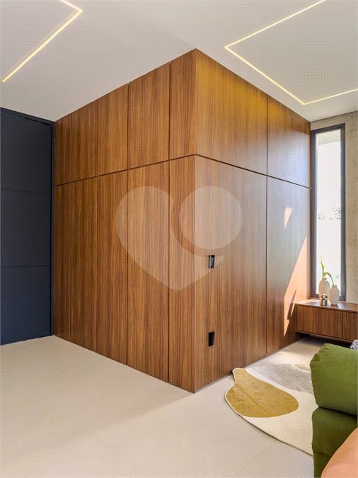 Indaiatuba - Condominio Villa Sapezal - 318 m² de Terreno - 230 m² de Área Construída - 3 suítes, sendo 1 Master com closet planejado - Sala de TV - Sala de estar integrada à Sala de jantar - Cozinha com móveis planejados - Despensa - Escritório planejado - Lavabo - Piscina com preparação para aquec