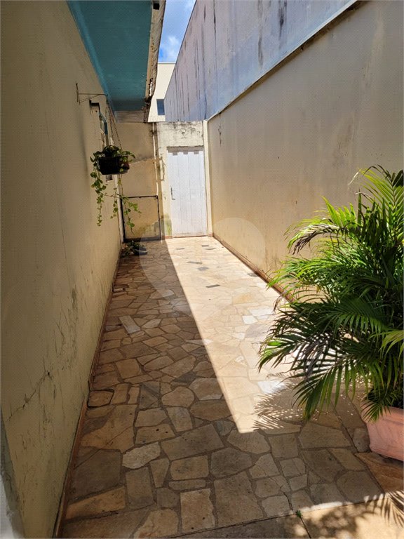 Casa Térrea com 3 dormitórios.
