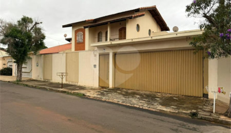 Sobrado à venda com 6 quartos, sendo 3 suítes,  em Planalto Paraíso, São Carlos, SP